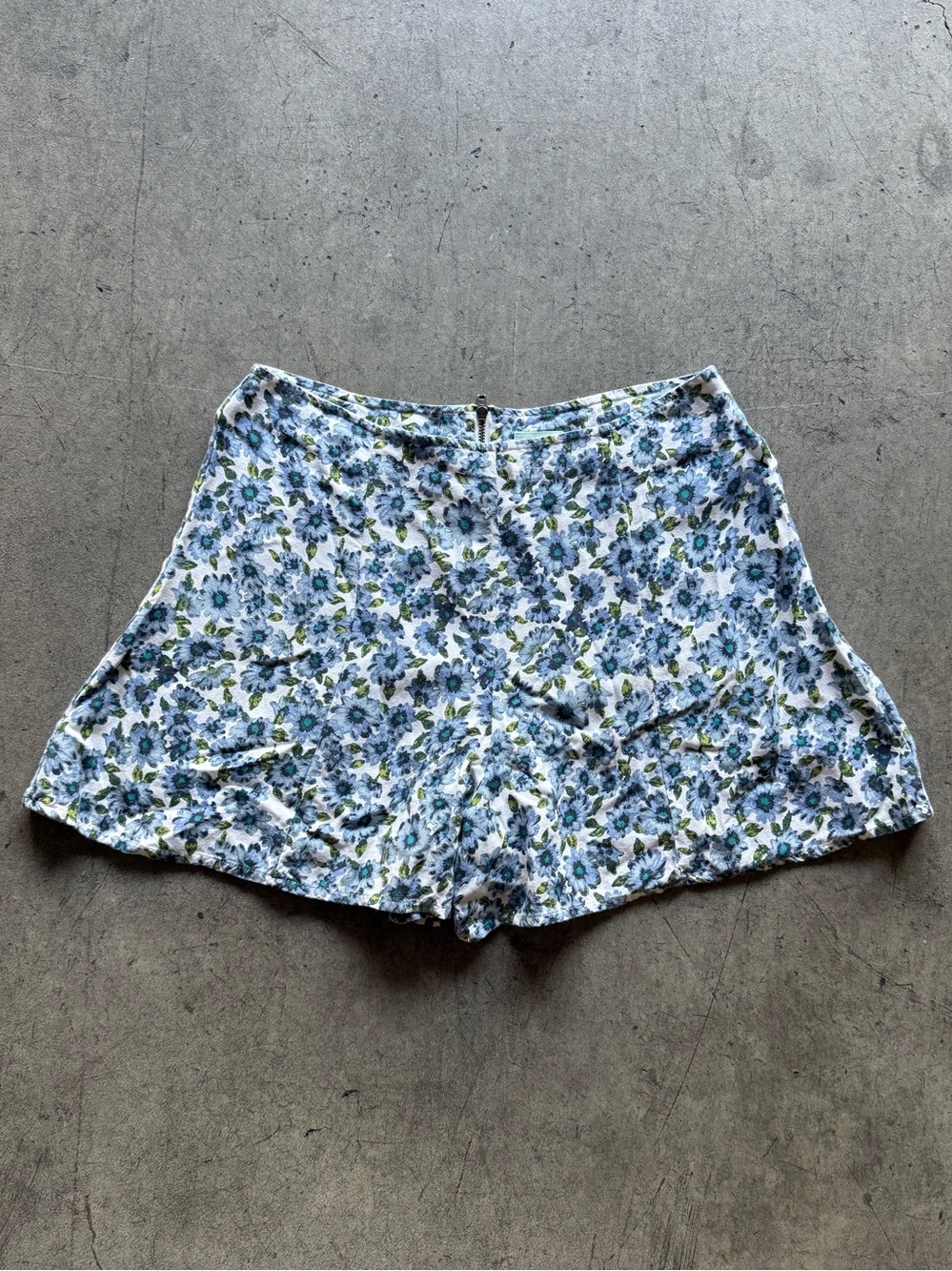Kimchi Blue Blue and White Floral Shorts with Zipper - Size 6